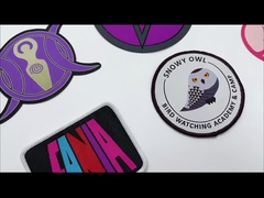 Prensa del calor que apoya el hierro adhesivo en los remiendos bordados para el paño del béisbol