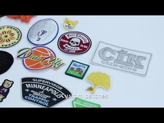 Hierro de encargo del logotipo 8 cm de la bandera nacional en tela de algodón de la tela cruzada del poliéster del remiendo del bordado