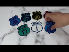 La ropa uniforme de encargo de los remiendos remienda el hierro del diseño en remiendos del bordado