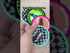 La letra bordada estilo de encargo de la muestra remienda el hierro de la frontera del bordado en el apoyo de remiendos tejidos