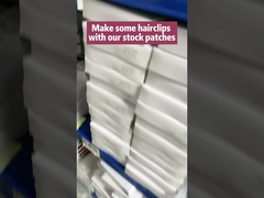 Los niños lindos planchan en el bordado remiendan el negro amistoso de Eco