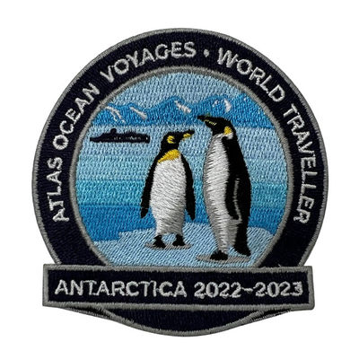 El hierro de la marca del viajero del mundo en el bordado remienda remiendos de encargo del paño