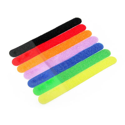 El tamaño negro durable de las bridas de plástico del gancho y del lazo del velcro modificó para requisitos particulares