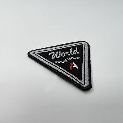 Cree el bordado del triángulo para requisitos particulares remienda los deportes urbanos Logo Iron On Woven Patches