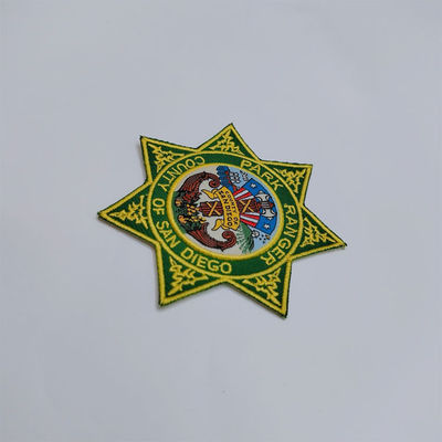 El laser cortó el hierro de encargo de Logo Embroidery Patches Heptatus Shape en estilo
