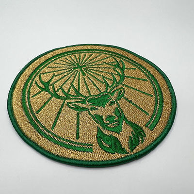 Remiendos autos-adhesivo de encargo del bordado de la ropa de Logo Iron On Embroidered Patch