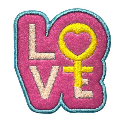 Hierro de encargo del OEM en remiendo rosado de la letra del “AMOR” de la frontera de Merrow del remiendo del bordado