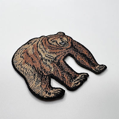 Hierro de encargo del remiendo del bordado del oso de Brown en el apoyo de la frontera bordada para los bolsos de la chaqueta