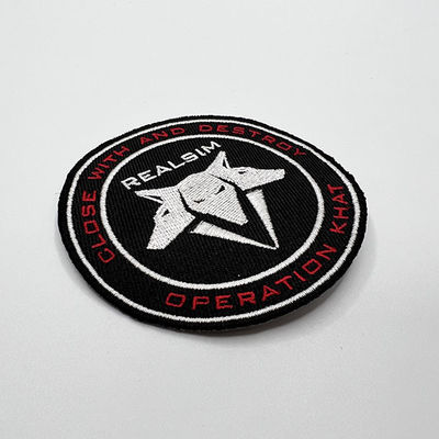 La tela de encargo de la tela cruzada bordó a Logo Badges Iron On Backing lavable para la ropa