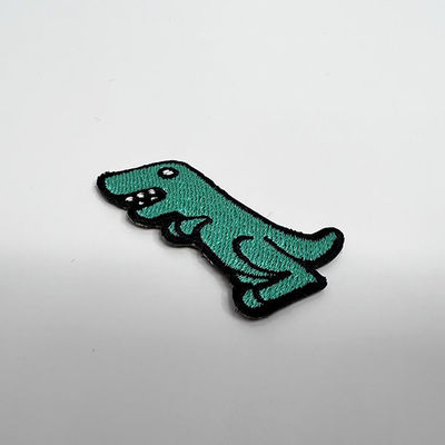 Hierro bordado de encargo de los remiendos del color los 5CM del dinosaurio PMS en remiendos de la ropa