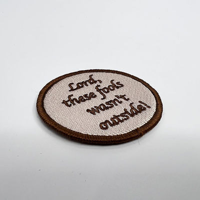 Las palabras diseñan a Logo Embroidery Patches de encargo que PMS colorea Stainable reutilizable