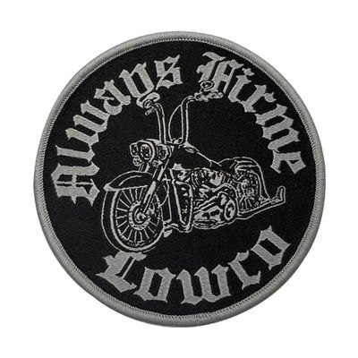 La aduana del club de la motocicleta cose el hierro en los remiendos para los remiendos decorativos de la ropa de la chaqueta
