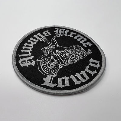 La aduana del club de la motocicleta cose el hierro en los remiendos para los remiendos decorativos de la ropa de la chaqueta