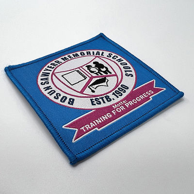 Los parches personalizados con el logotipo de Iron On Company siguen el color de Pandone para la ropa