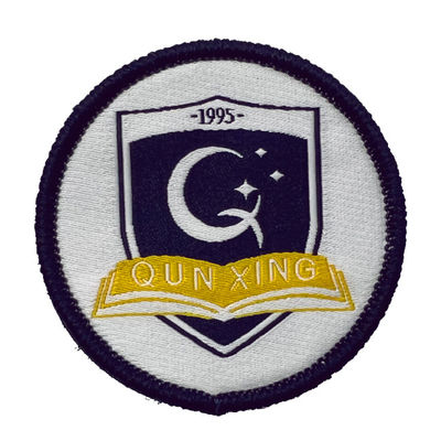 Insignias uniformes de encargo de la frontera de Merrowed del negro de Logo Iron On Woven Patch de la escuela