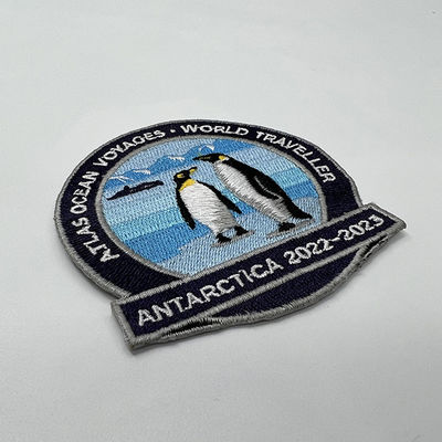 El hierro de la marca del viajero del mundo en el bordado remienda remiendos de encargo del paño