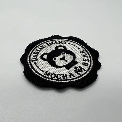 El hierro lindo de la ropa de los niños en el bordado remienda el negro amistoso de Eco para los bolsos