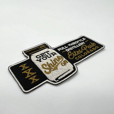 Pandone color personalizado chaqueta parches hierro en bordado ropa parches al por mayor