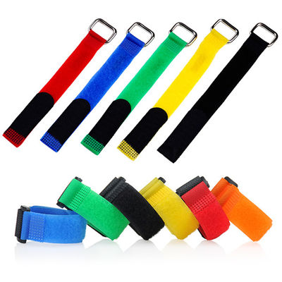 Las bridas de plástico coloreadas las correas reutilizables del gancho y del velcro del lazo muestrean disponible