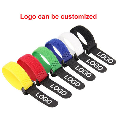 Las bridas de plástico coloreadas las correas reutilizables del gancho y del velcro del lazo muestrean disponible