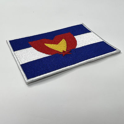 El hierro de la tela cruzada del emblema nacional de la bandera nacional en remiendos bordados modificó para requisitos particulares