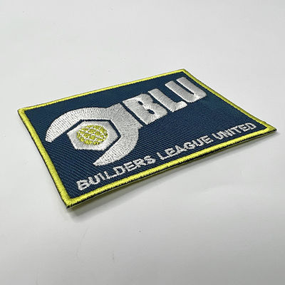 Hierro de la textura de la tela cruzada de la prenda impermeable del diseño de letra en el bordado de Overlock de los remiendos del bordado