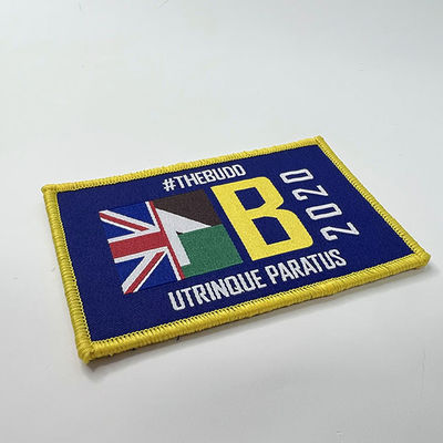 El hierro personalizado en la frontera de Merrow de los remiendos del bordado cose/hierro en insignias tejidas de encargo