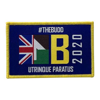 El hierro personalizado en la frontera de Merrow de los remiendos del bordado cose/hierro en insignias tejidas de encargo