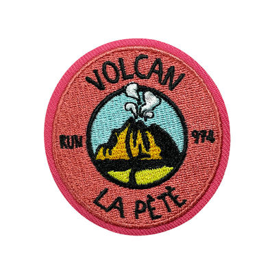 La tela cruzada grabó en relieve el hierro en remiendo del bordado que la ropa redonda remienda los hilos del poliéster